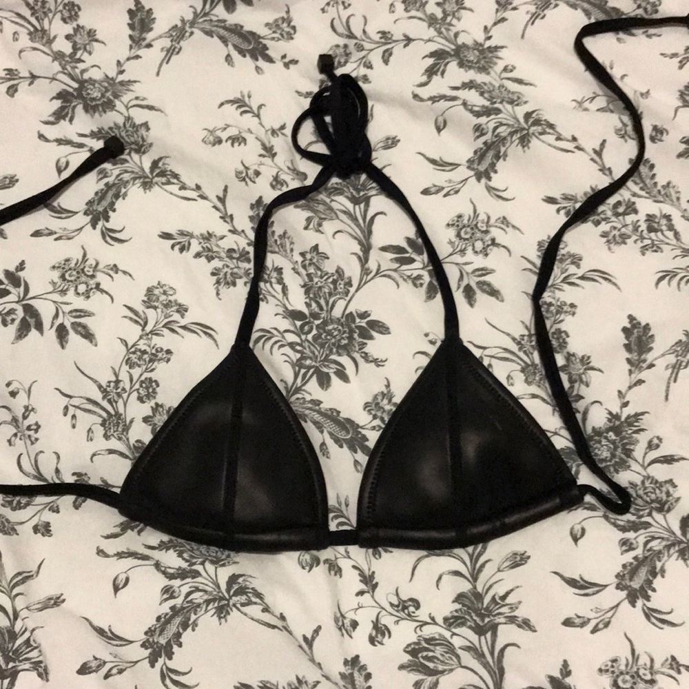 Triangl bikini top.